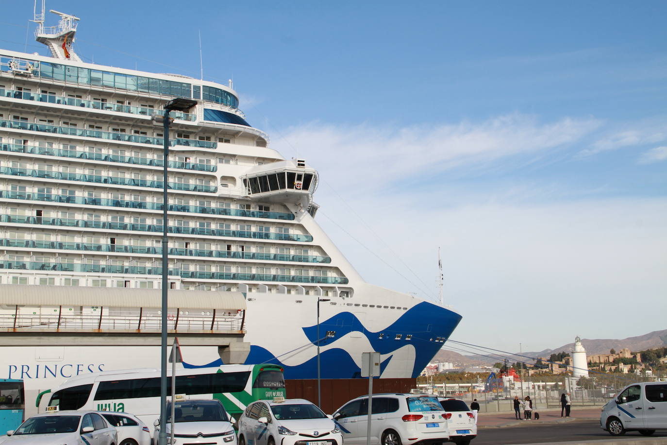 El nuevo barco de la compañía de cruceros de lujo Princess ha atracado en la capital malagueña apenas un mes después de su inauguración 