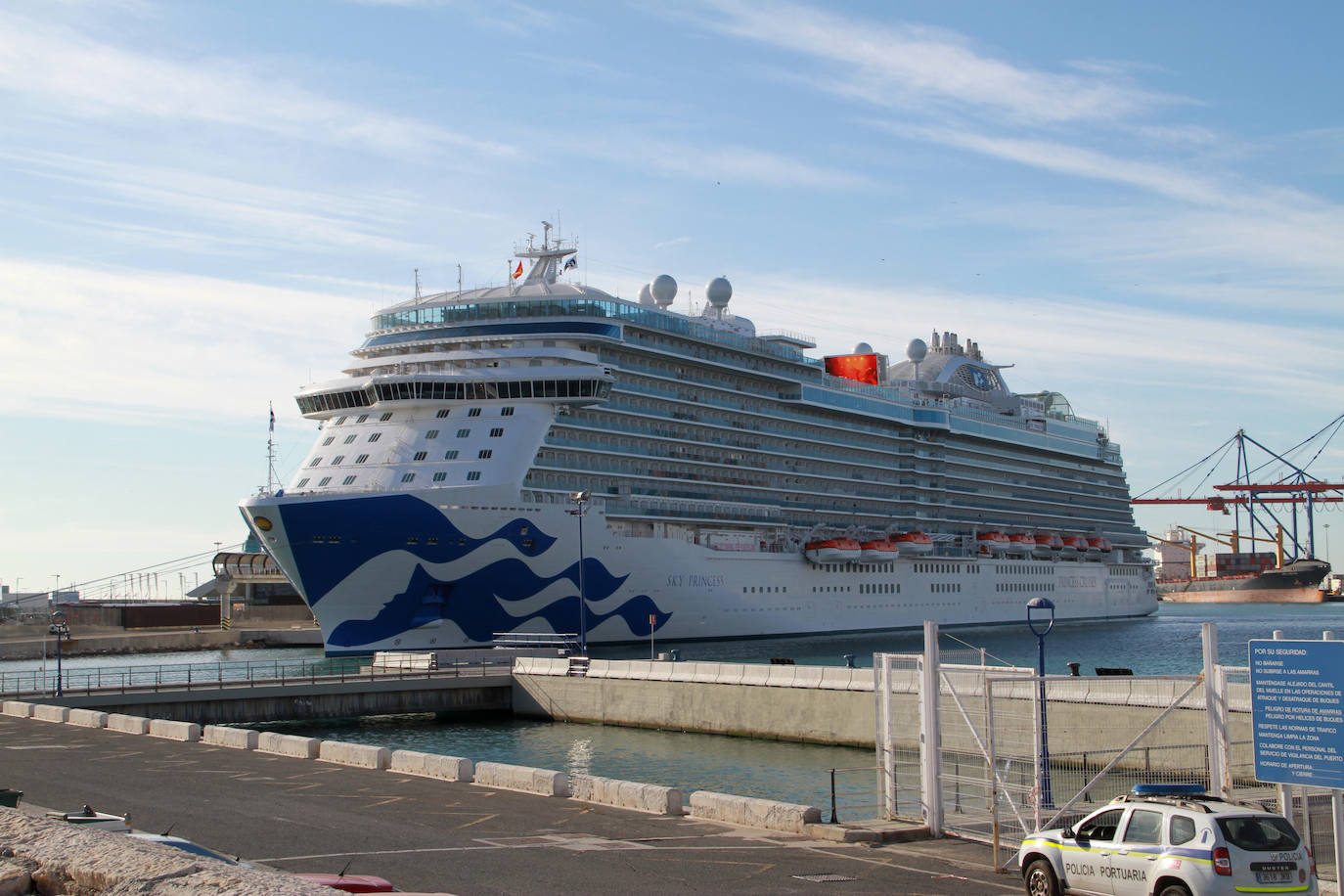 El nuevo barco de la compañía de cruceros de lujo Princess ha atracado en la capital malagueña apenas un mes después de su inauguración 