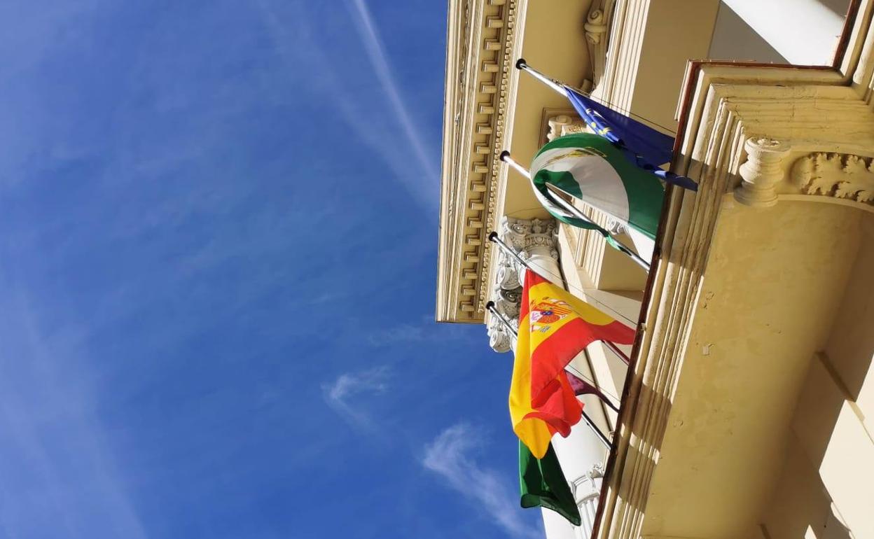 Las banderas del Ayuntamiento ondean ya a media asta. 