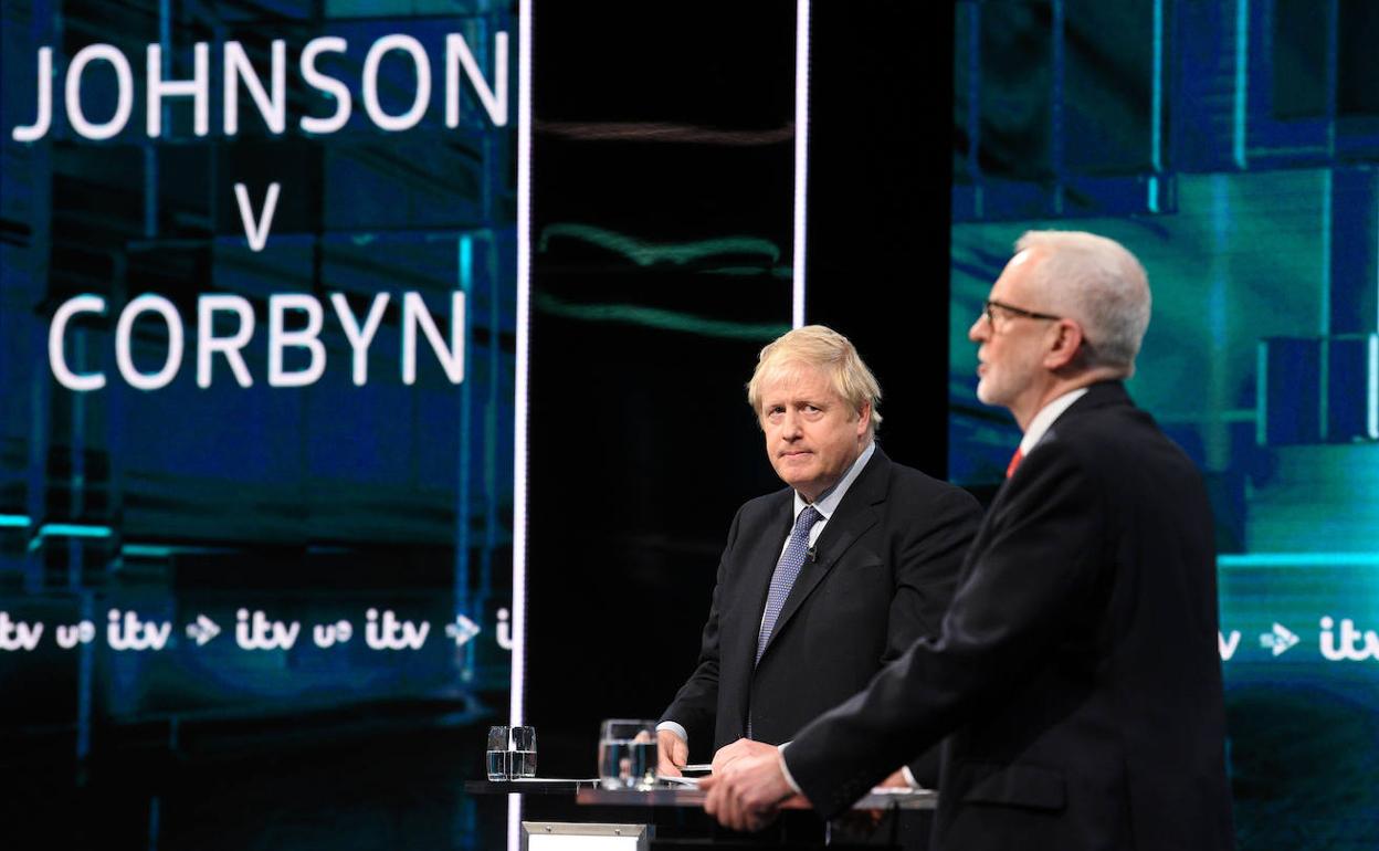 Boris Johnson y Jeremy Corbyn, durante el debate en televisión.