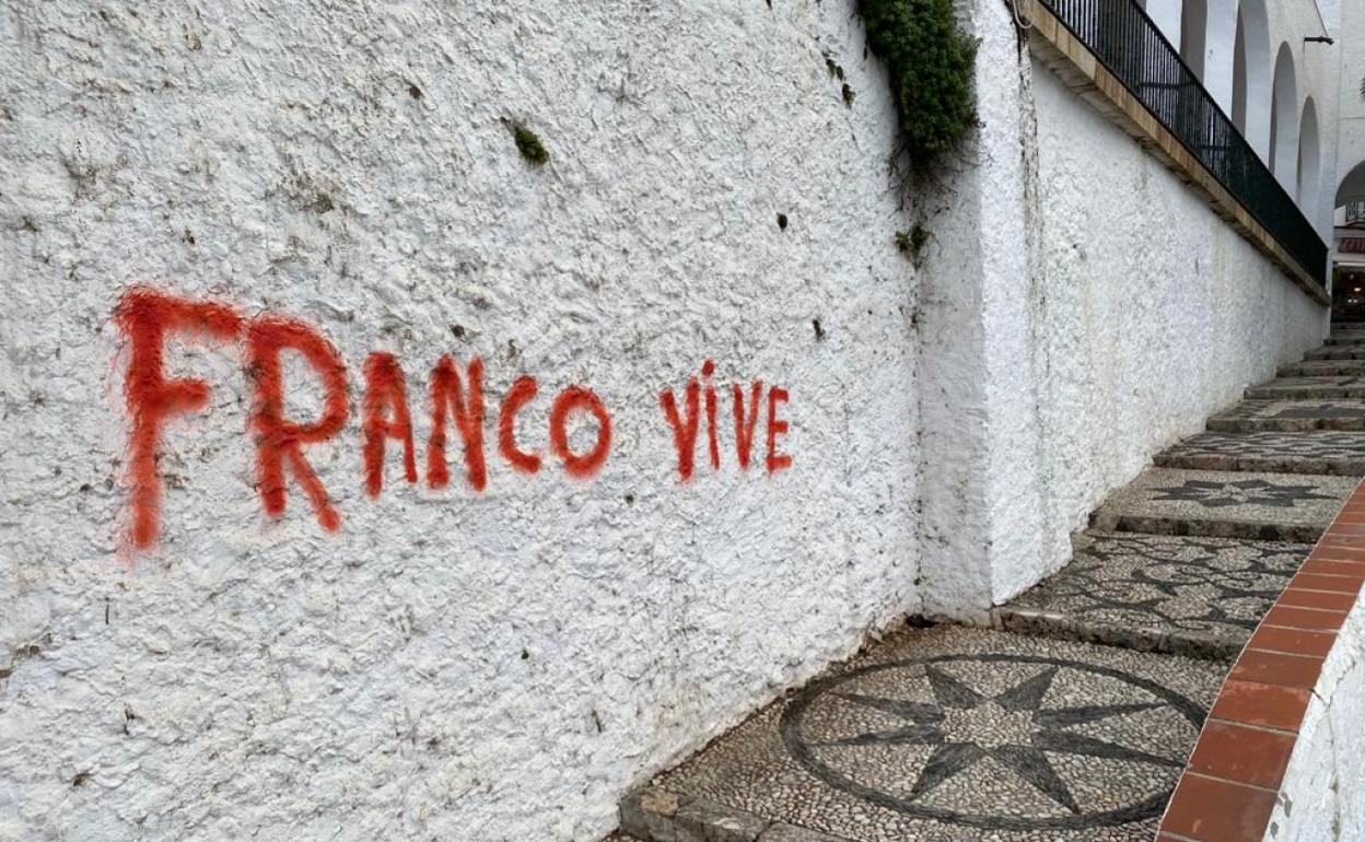 Denuncian la realización de una decena de pintadas con el mensaje 'Franco vive' en Nerja