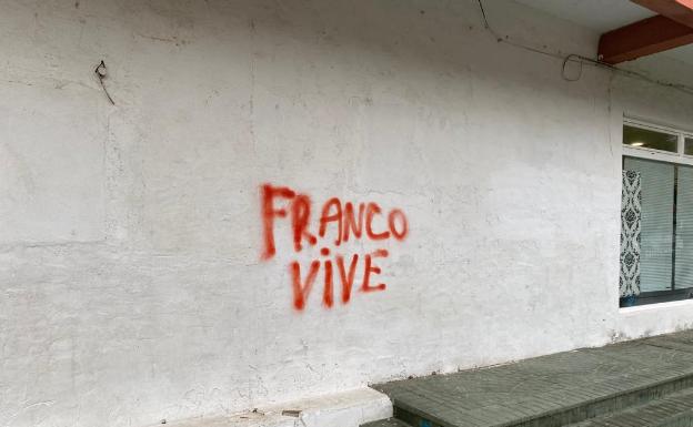 Imagen principal - Arriba, pintada en la plaza de la Marina, debajo a la izquierda, en la avenida de Pescia, y a la derecha, en la plaza de Andalucía de Nerja. 