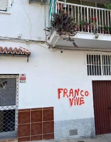 Imagen secundaria 2 - Arriba, pintada en la plaza de la Marina, debajo a la izquierda, en la avenida de Pescia, y a la derecha, en la plaza de Andalucía de Nerja. 