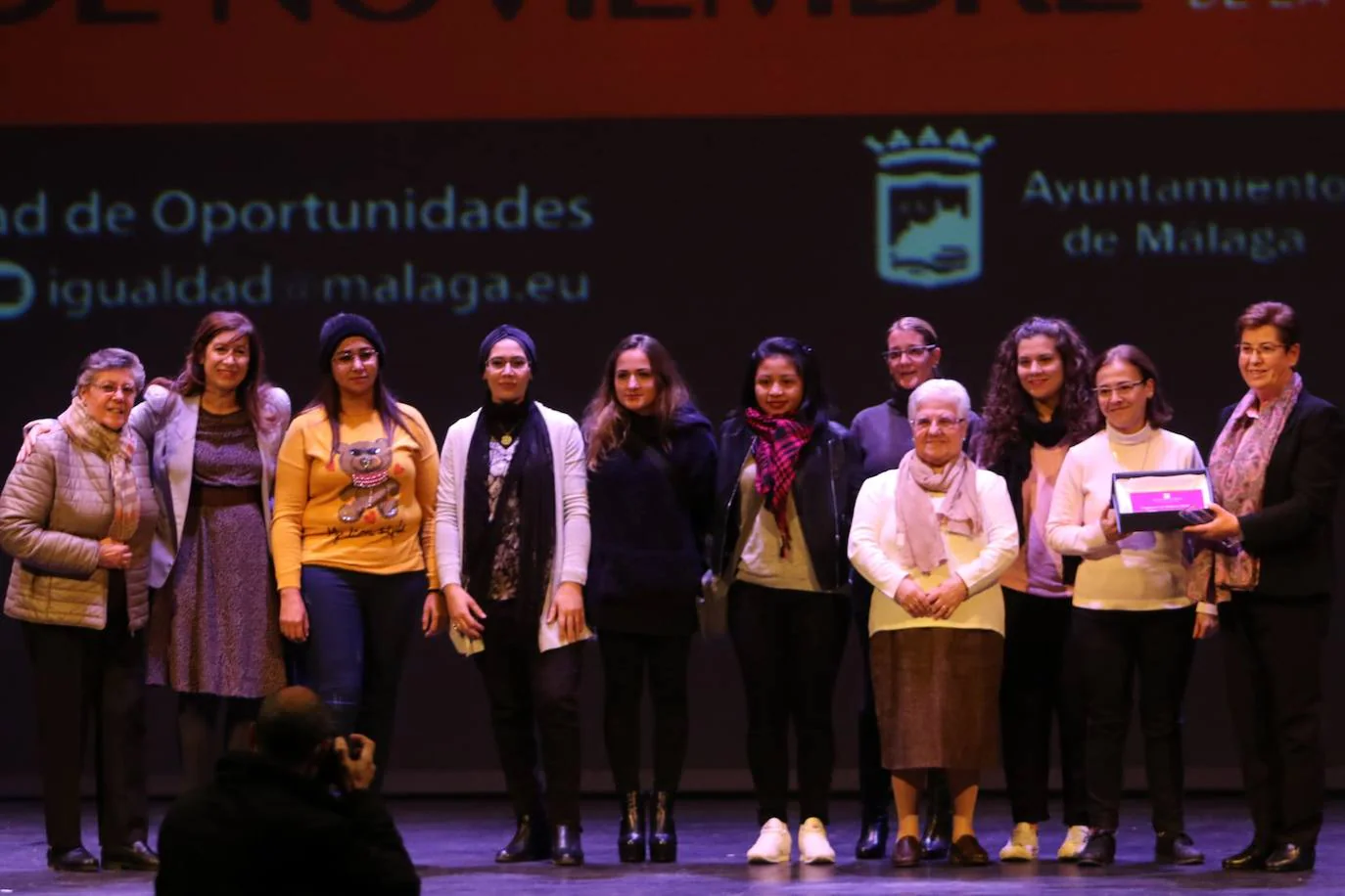 Miembros de la congregación religiosa las Adoratrices de Málaga en la gala para favorecer la eliminación de la violencia contra la mujer en el Cervantes.