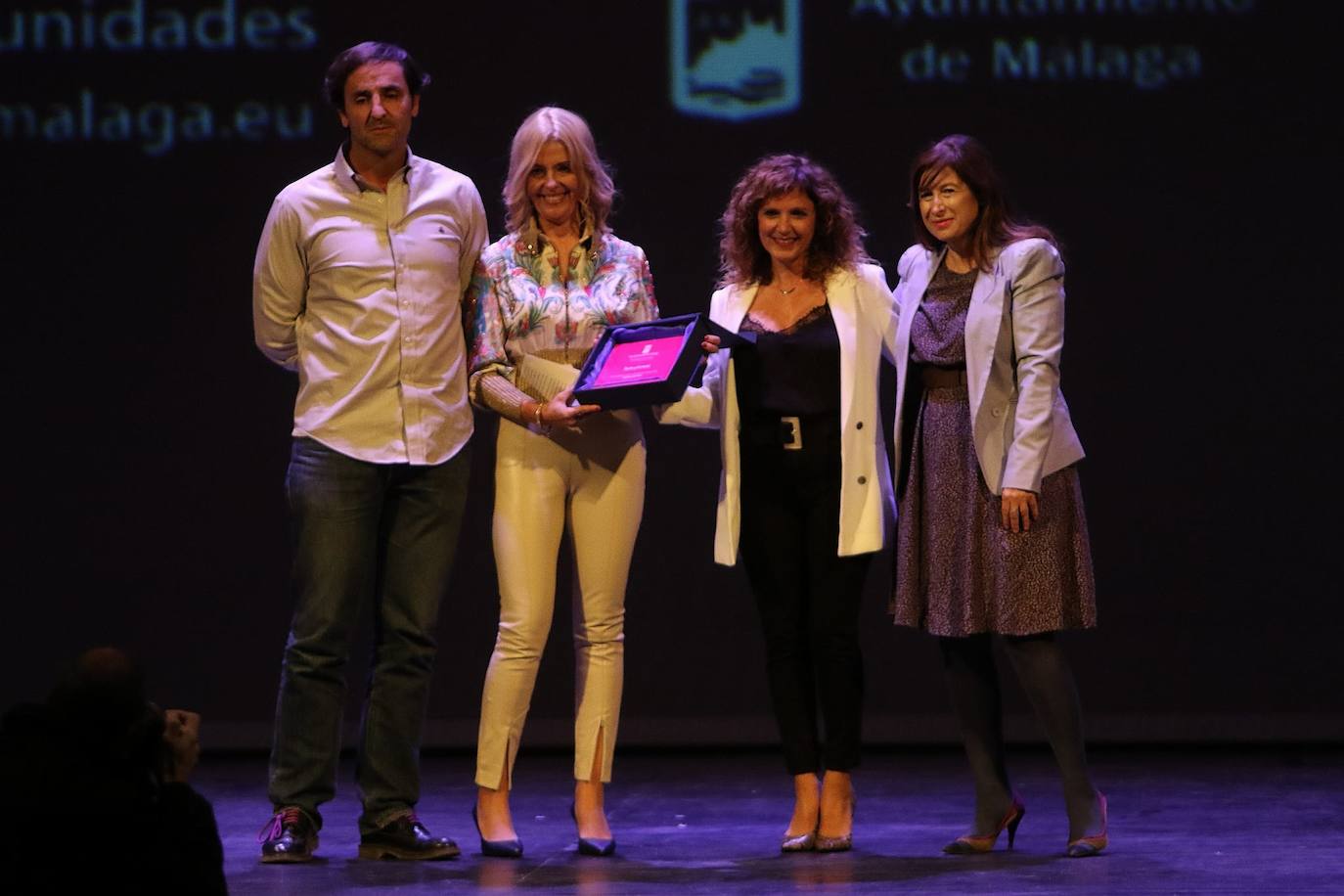 El Teatro Cervantes acoge una gala para favorecer la eliminación de la violencia contra la mujer. En la foto, representantes de ‘Fuertes y Hermosas’, con su reconocimiento.