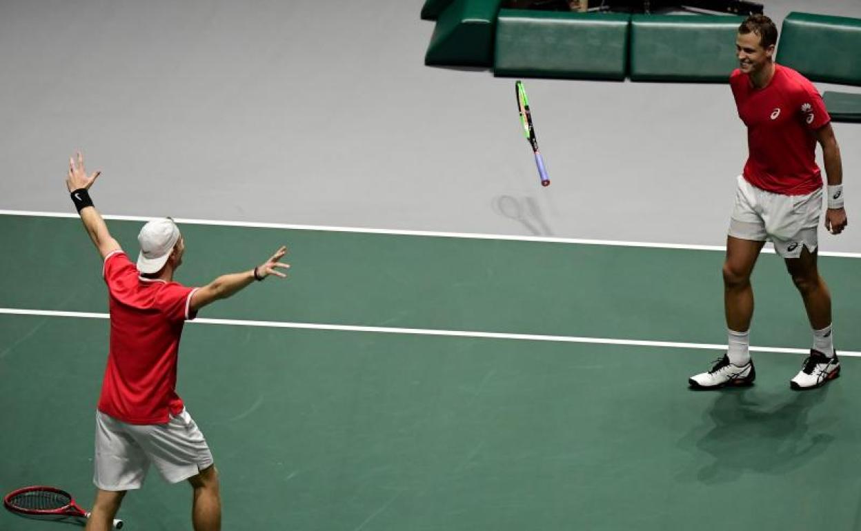 Danis Shapovalov y Vasek Pospisil celebran la clasificación de Canadá para semifinales de la Davis.
