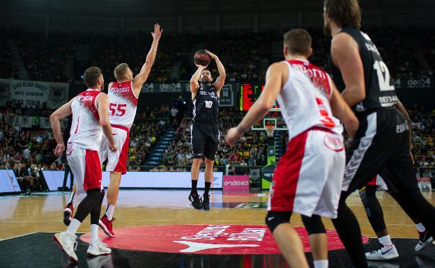 Imagen principal - Rafa Martínez es uno de los mejores triplistas de la historia de la ACB. Ahora en el Bilbao está entrenado por Mumbrú, que tiene a Javi Salgado, en la imagen de la derecha abajo, como asistente.