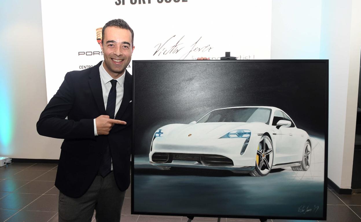 Víctor Jerez, anoche, con su obra durante la inauguración de la exposición en Porsche Marbella. 