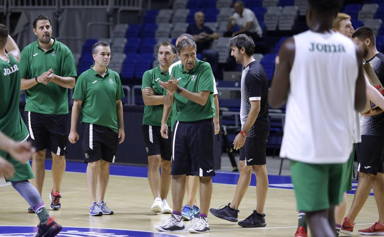 Luis Casimiro, rodeado por su cuerpo técnico y jugadores, en un entrenamiento.