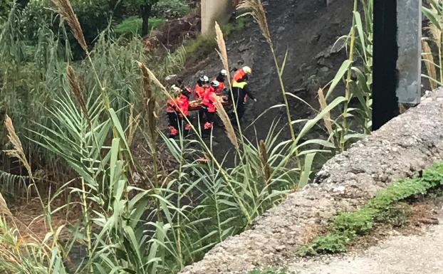 Bomberos trasladan al herido. 