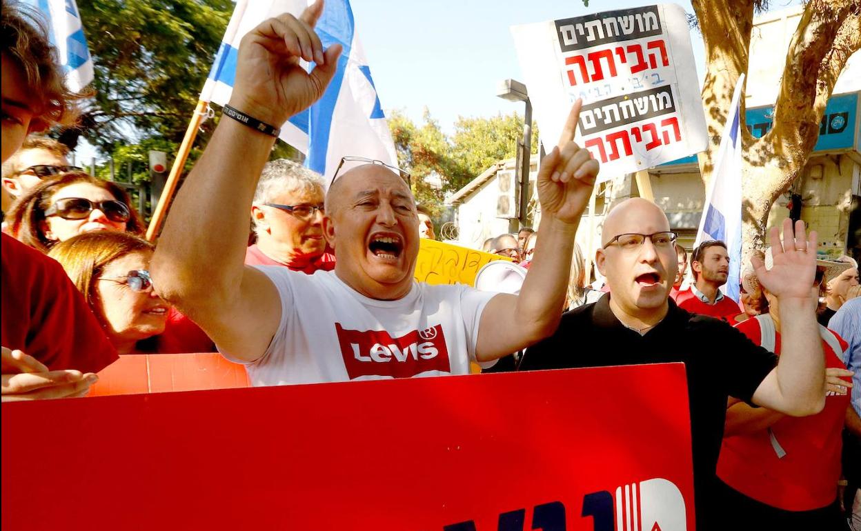 Militantes laboristas celebran la imputación del conservador Netanyahu en Tel Aviv.