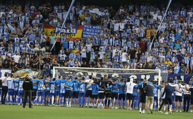 Los jugadores, técnicos y ayudantes de la plantilla del Málaga, frente al público al despedirse tras caer contra el Deportivo.