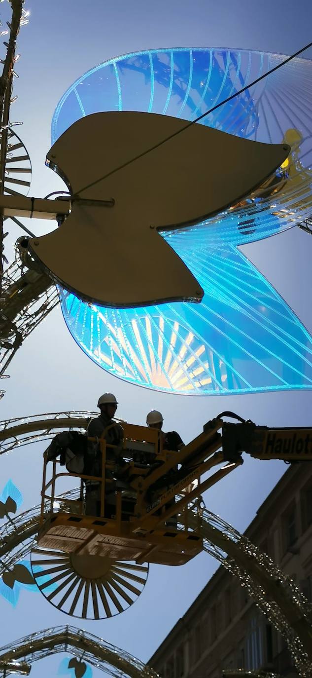 El bosque navideño en el que se convertirá este año la céntrica vía malagueña ya se encuentra casi listo. Aunque aún habrá que esperar al próximo 29 de noviembre para verlo iluminado.