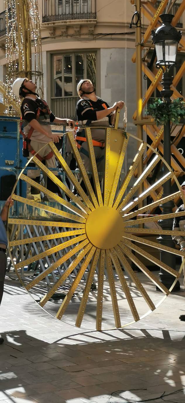 El bosque navideño en el que se convertirá este año la céntrica vía malagueña ya se encuentra casi listo. Aunque aún habrá que esperar al próximo 29 de noviembre para verlo iluminado.