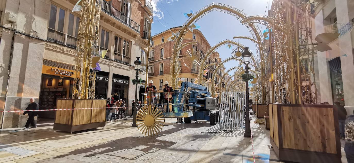 El bosque navideño en el que se convertirá este año la céntrica vía malagueña ya se encuentra casi listo. Aunque aún habrá que esperar al próximo 29 de noviembre para verlo iluminado.