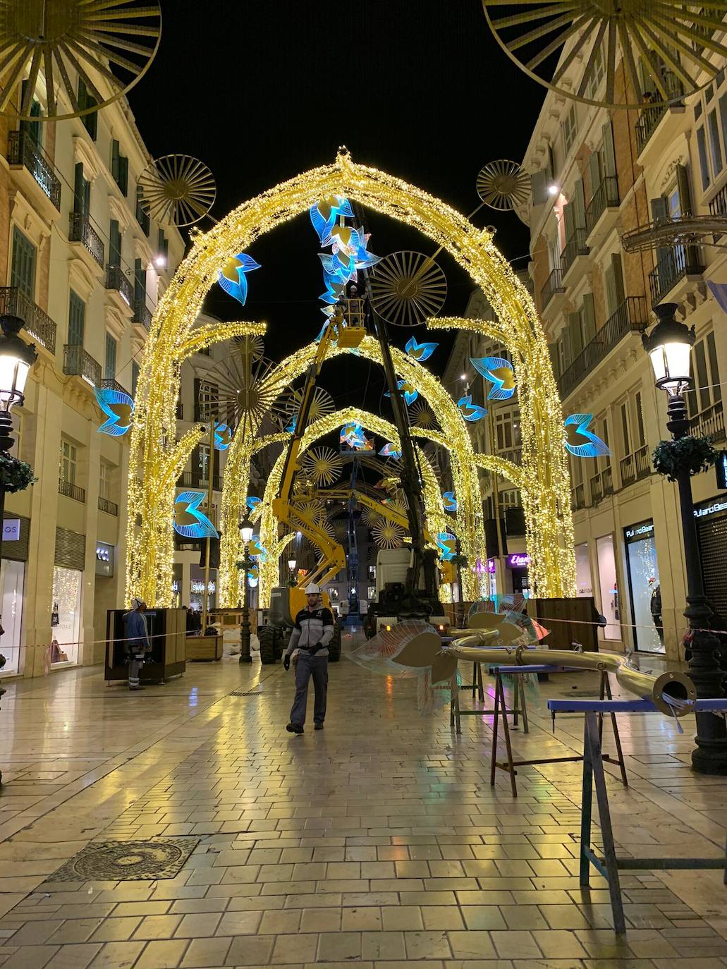 El bosque navideño en el que se convertirá este año la céntrica vía malagueña ya se encuentra casi listo. Aunque aún habrá que esperar al próximo 29 de noviembre para verlo iluminado.