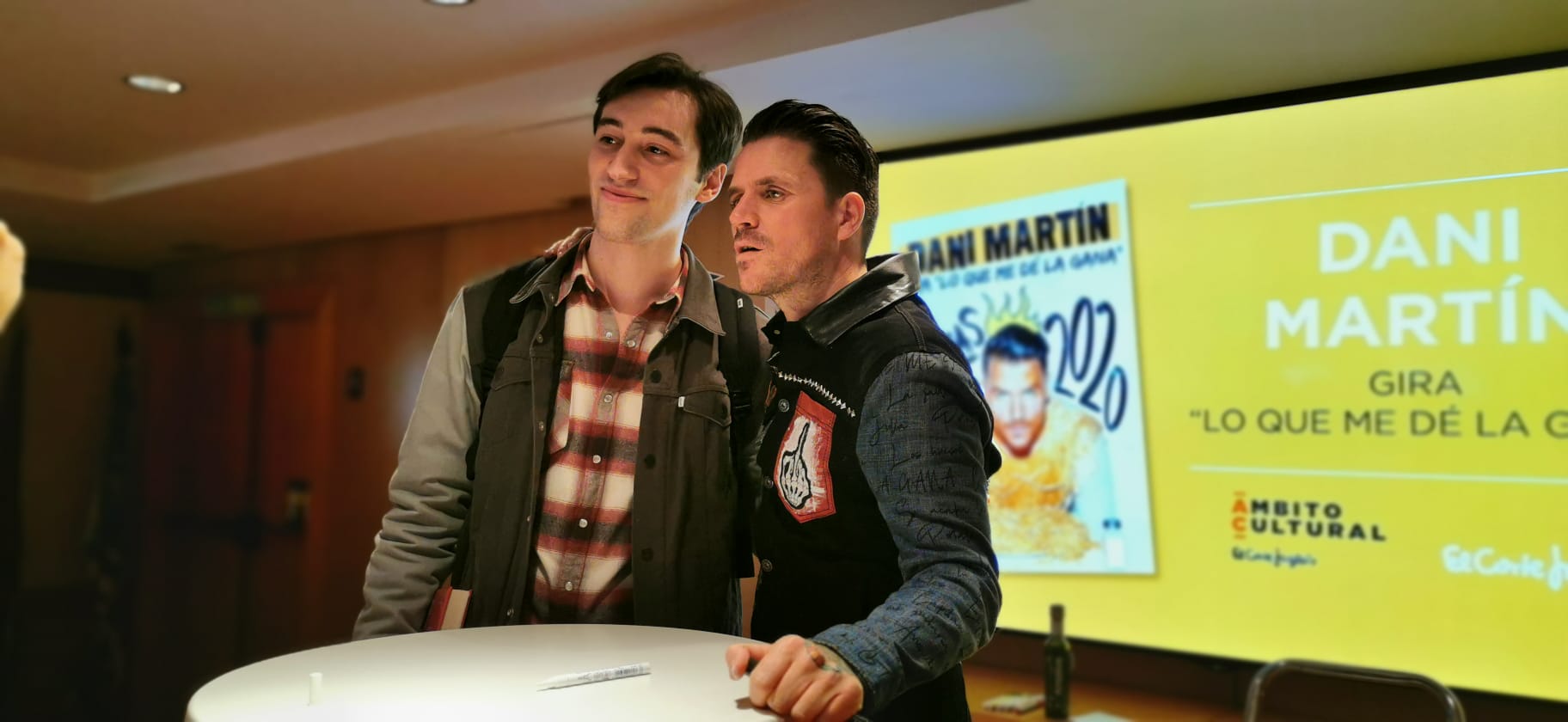 El cantante madrileño firma en el Corte Inglés entradas para su próximo concierto en Málaga