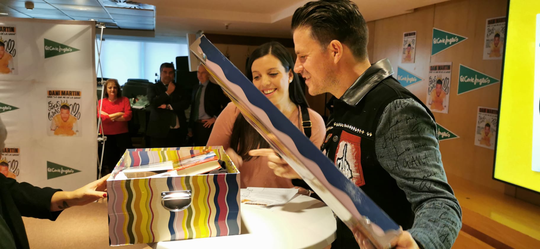 El cantante madrileño firma en el Corte Inglés entradas para su próximo concierto en Málaga