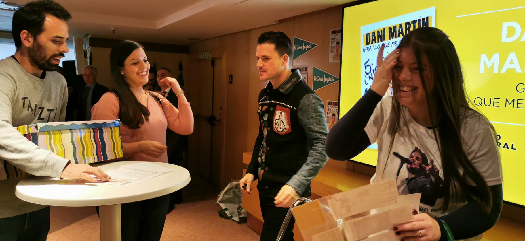 El cantante madrileño firma en el Corte Inglés entradas para su próximo concierto en Málaga