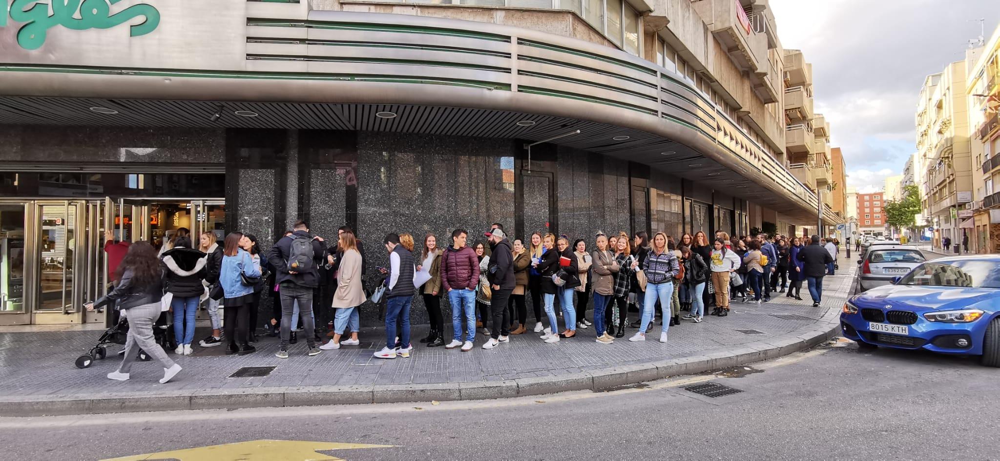 El cantante madrileño firma en el Corte Inglés entradas para su próximo concierto en Málaga