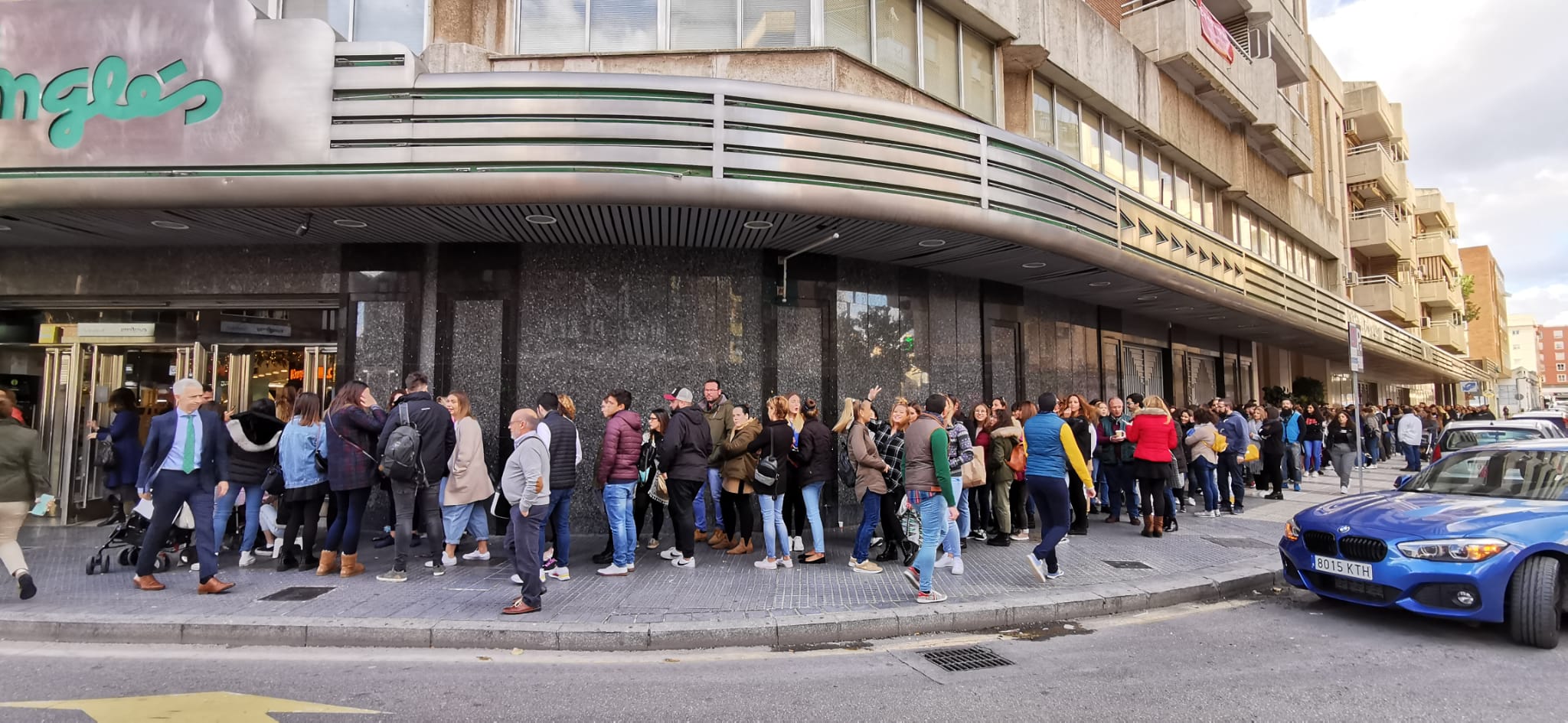 El cantante madrileño firma en el Corte Inglés entradas para su próximo concierto en Málaga