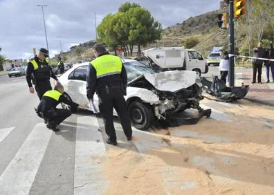 Imagen secundaria 1 - Agentes observan el accidente.