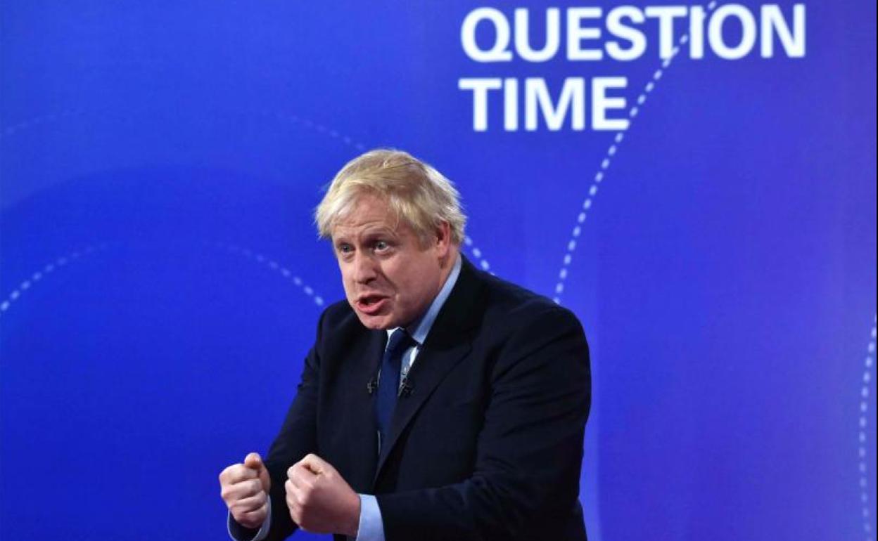 Boris Johnson interviene en el debate.