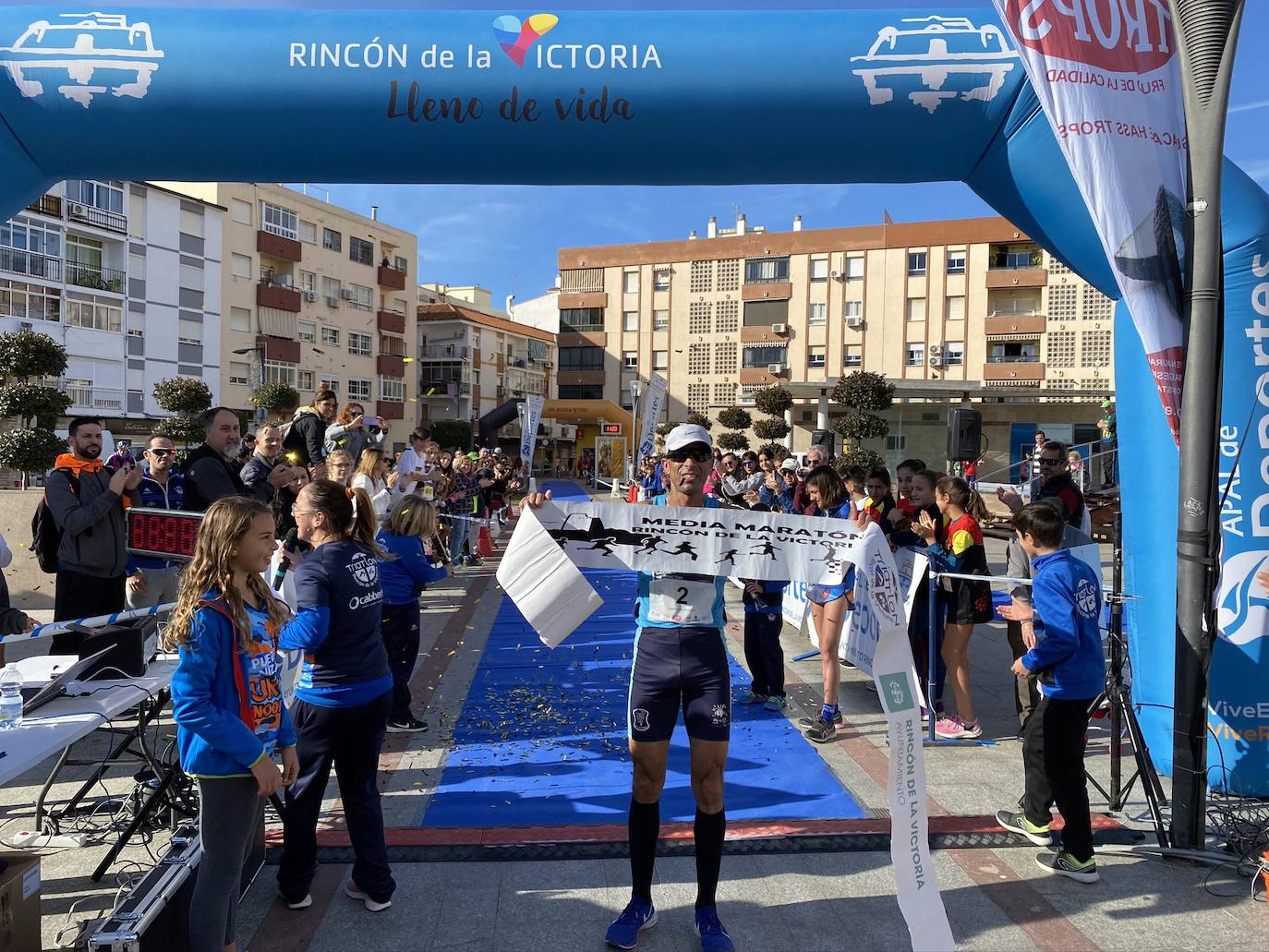 Los corredores Abdelhadi El Moaziz, del Cueva de Nerja-UMA, y Janine Lima, del Atletismo Málaga, se alzaron con la victoria.