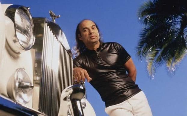 Imagen principal - Bikram Choudhury llegó a poseer medio centenar de coches de lujo. En las fotografías, con Michael Jackson y Quincy Jones y subido encima de una de sus alumnas.