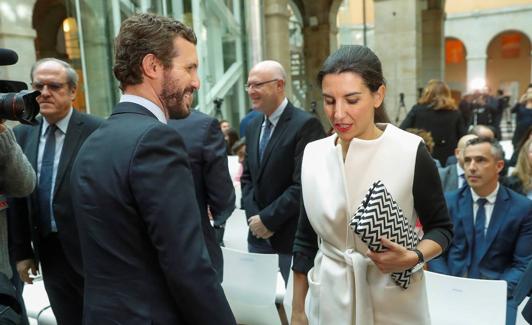 Pablo Casado y Rocío Monasterio, en la sede de la Presidencia de la Comunidad de Madrid.