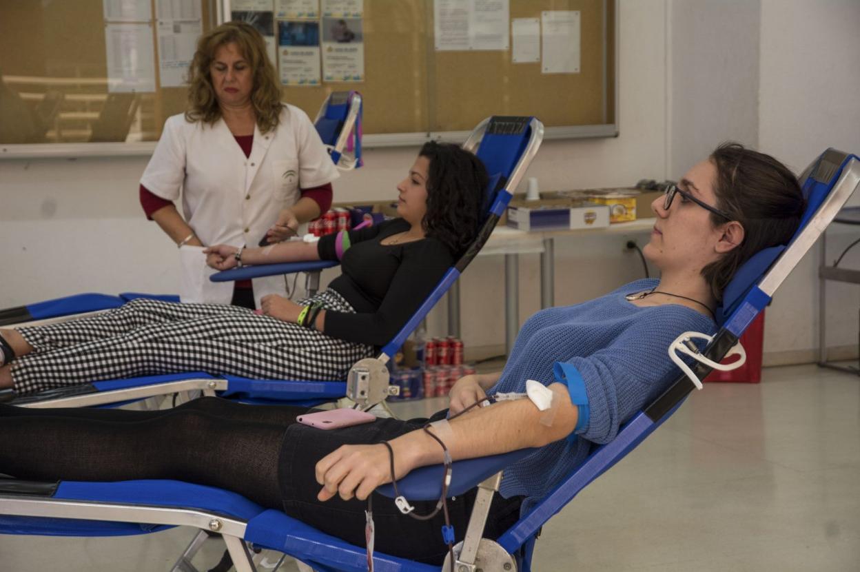 Dos chicas donan sangre en el vestíbulo de la Facultad de Derecho. :: eva s. melendo