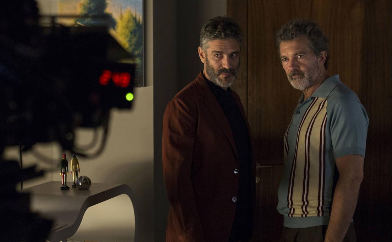 Leonardo Sbaraglia y Antonio Banderas, en el rodaje de 'Dolor y Gloria'. 
