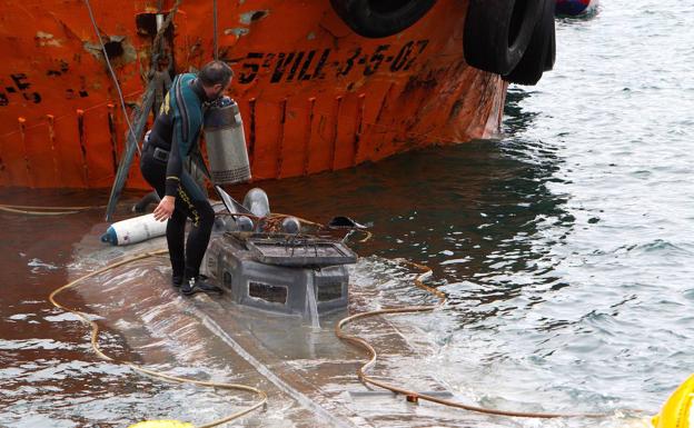 Imagen principal - Una flota de lanchas esperaba al narcosubmarino para recoger la droga en Galicia