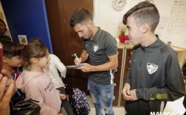 Dani Pacheco firma autógrafos a los niños y niñas del CEIP Guadalhorce. 