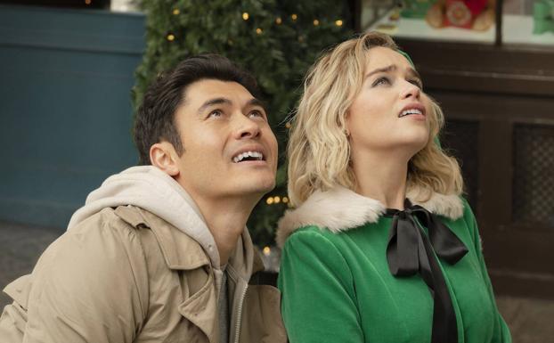 Emilia Clarke y Henry Golding en 'Last Christmas'.