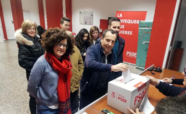 José Luis Ruiz Espejo votando sí al preacuerdo entre el PSOE y Unidas Podemos. 