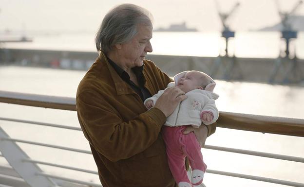 Gérard Meylan, rostro habitual del cine de Guédiguian, sale de la cárcel y descubre que es abuelo en 'Gloria mundi'.