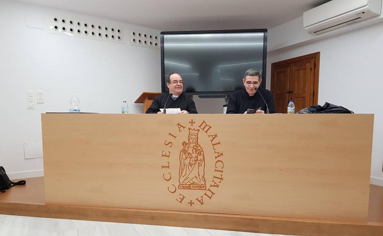 El canónigo Felipe Reina y el vicario general José Sánchez, en el encuentro con las cofradías. 