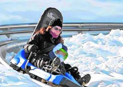 Imagen secundaria 1 - Arriba, un 'rider' en el Parque Sulayr. Sobre estas líneas, el parque recreativo Mirlo Blanco y el centro de visitantes El Dornajo 