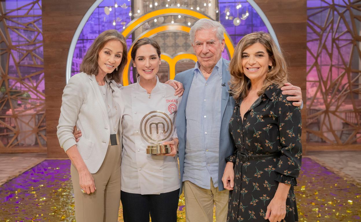 Isabel Preysler, Tamara Falcó, Mario Vargas Llosa y Sandra, hermana de la ganadora. 