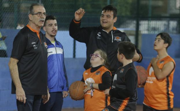 Imagen principal - Arriba, Bernardo Rodríguez padre da instrucciones al grupo de los mayores. Abajo a la izquierda, Nacho Bravo felicita a uno de los jugadores. Al lado, Sonia esquiva a Berni pasándole por debajo de las piernas