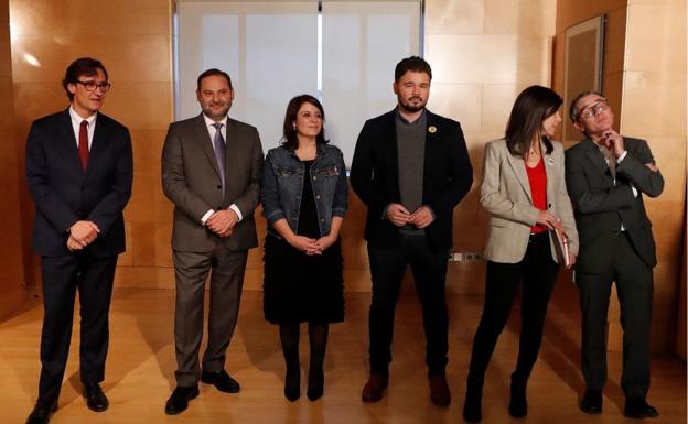 El secretario de Organización del Partido Socialista Catalán, Salvador Illa, junto al secretario de Organización del PSOE, José Luis Ábalos, la portavoz parlamentaria socialista, Adriana Lastra, el portavoz de Esquerra Republicana de Catalunya en el Congreso, Gabriel Rufián, la secretaria general adjunta de ERC, Marta Vilalta, y el presidente del consell nacional de los republicanos, Josep Maria Jové, durante la reunión mantenida entre los equipos negociadores .