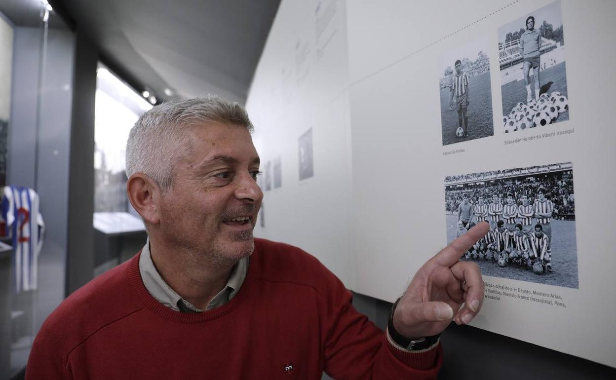 Martín Viberti señala la foto de la alineación de aquel Málaga-Español que se encuentra en el Museo del club, con su padre de pie el primero por la derecha. 