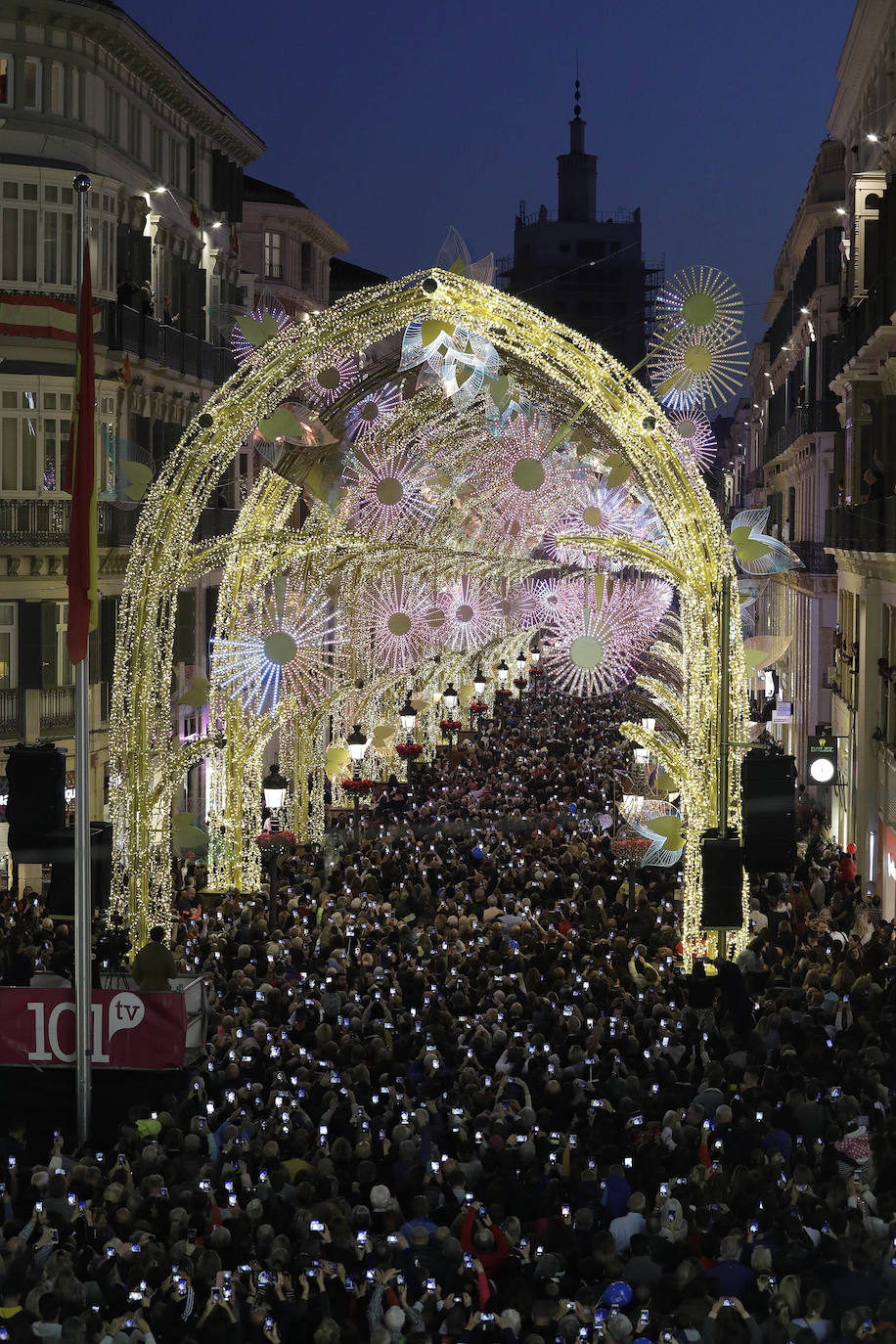 Durante los 40 días que duren los fastos navideños, la calle Larios se transformará en un bosque lleno de hojas y soles