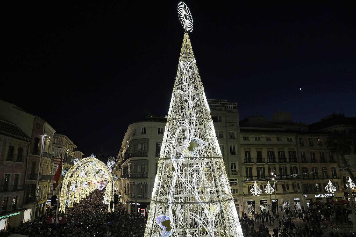 Durante los 40 días que duren los fastos navideños, la calle Larios se transformará en un bosque lleno de hojas y soles