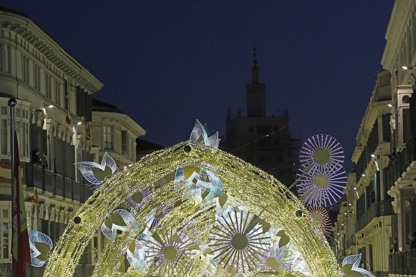 Durante los 40 días que duren los fastos navideños, la calle Larios se transformará en un bosque lleno de hojas y soles