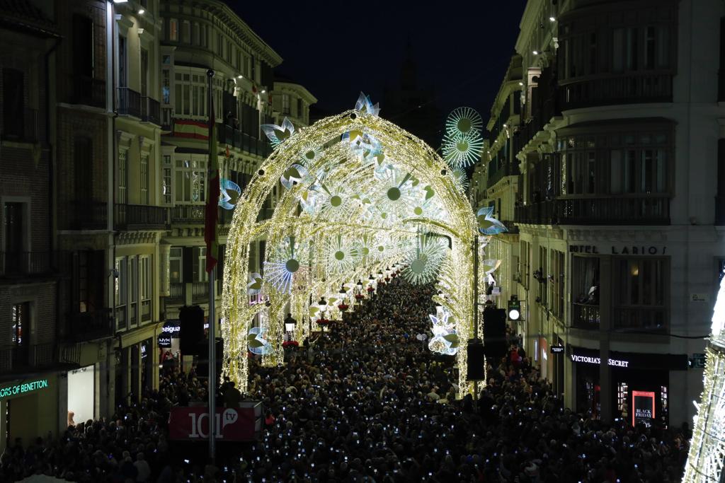 Durante los 40 días que duren los fastos navideños, la calle Larios se transformará en un bosque lleno de hojas y soles