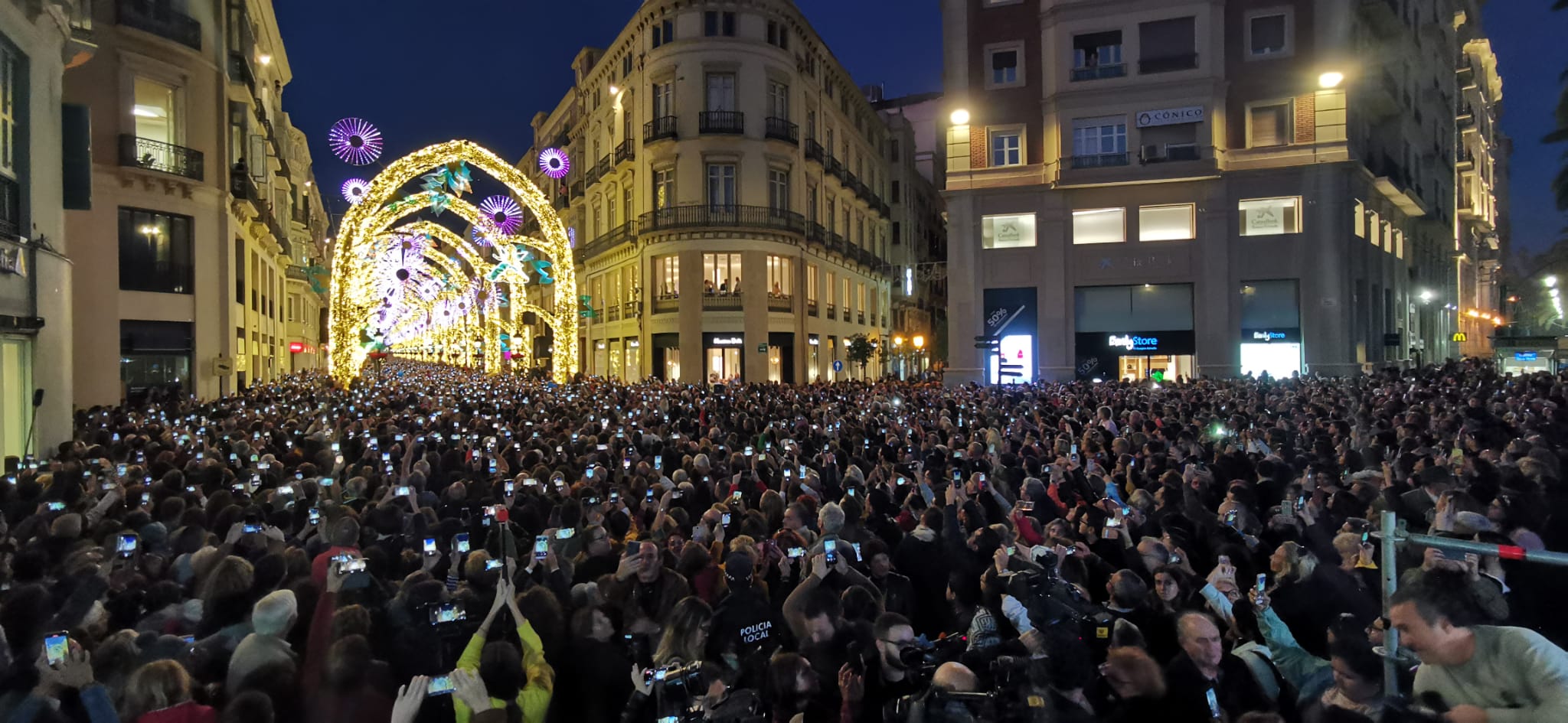 Durante los 40 días que duren los fastos navideños, la calle Larios se transformará en un bosque lleno de hojas y soles