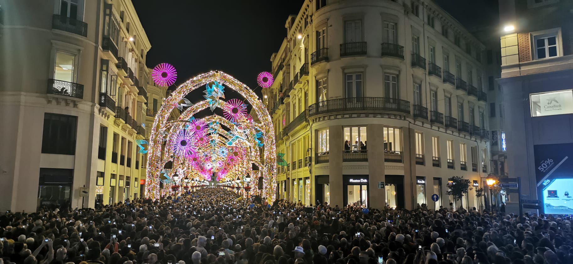 Durante los 40 días que duren los fastos navideños, la calle Larios se transformará en un bosque lleno de hojas y soles