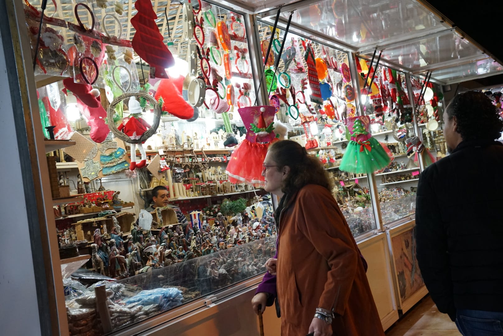 Durante los 40 días que duren los fastos navideños, la calle Larios se transformará en un bosque lleno de hojas y soles